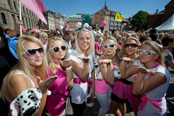 Naciones rosadas: los 13 principales países con más mujeres que hombres