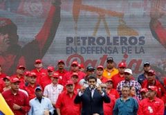 Pagando en oro, Venezuela intenta reconstruir la industria petrolera
