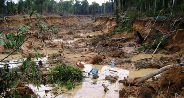En las minas de oro de Perú, el mercurio perturba el medio ambiente