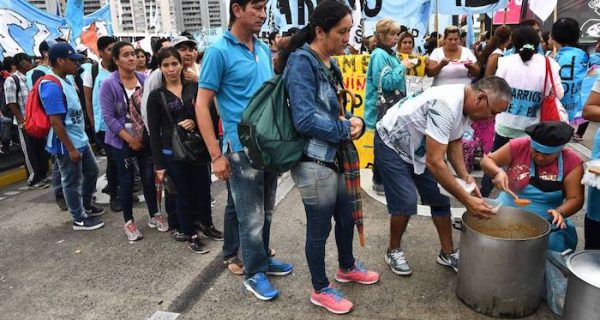 En Argentina, la pobreza avanza rápidamente, con los niños más afectados