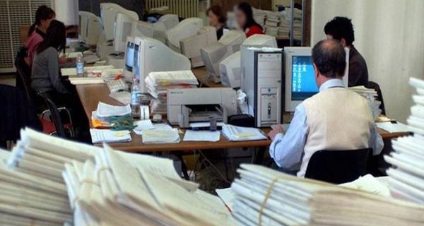 Empleados públicos en España: pocos pero caros