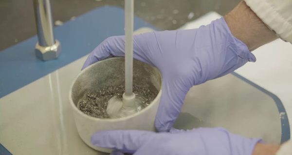 Inventada una plastilina metálica a base de galio líquido