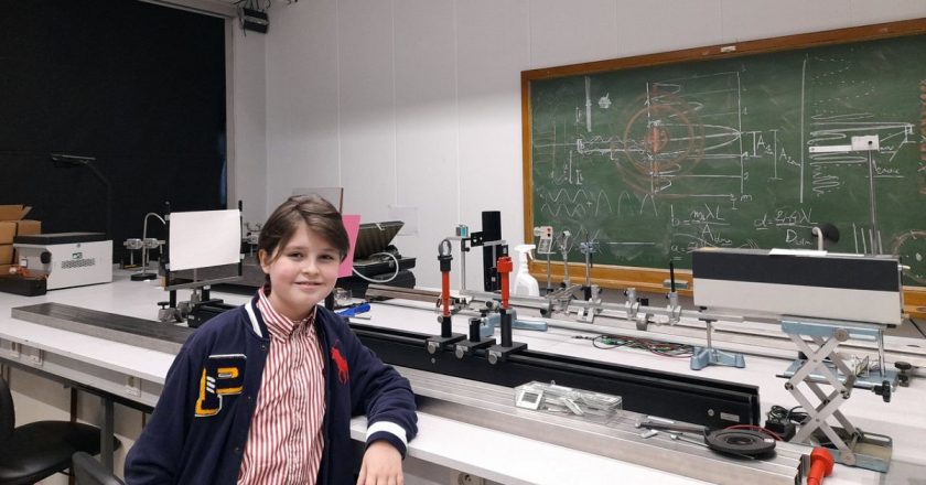 Con un título en Física a los 11 años, un niño prodigio asombra a Europa