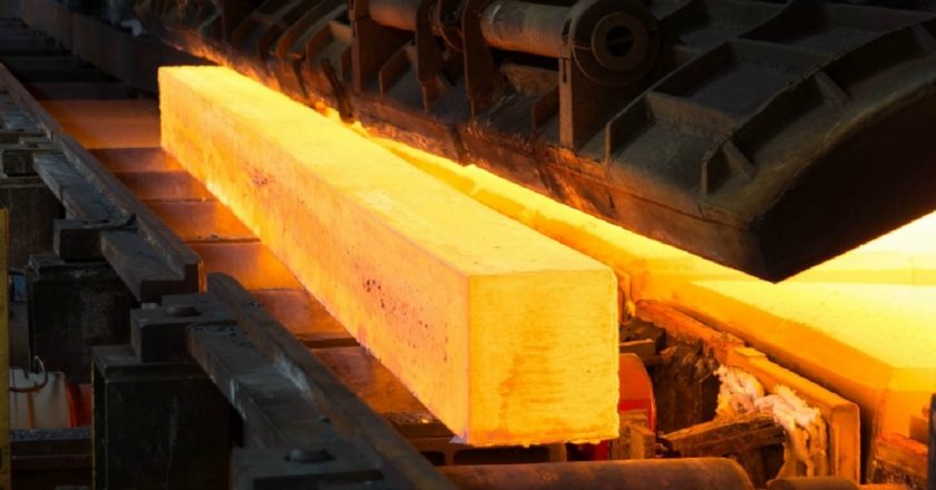 Los precios del acero caen, pero China duda en reducir la producción