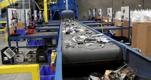 Cinta transportadora en una planta de reciclaje