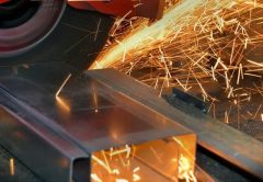 Corte de barra de aluminio