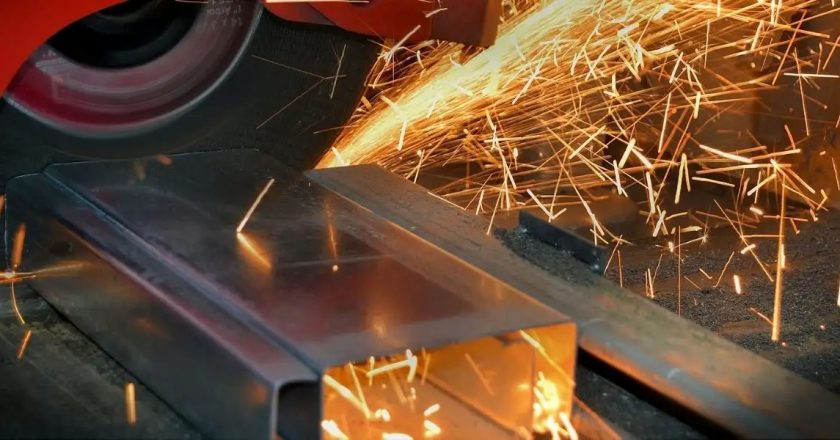 Corte de barra de aluminio