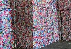 Latas de aluminio en balas