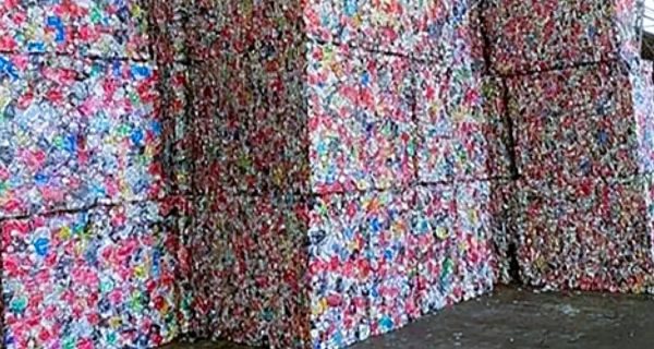 Latas de aluminio en balas