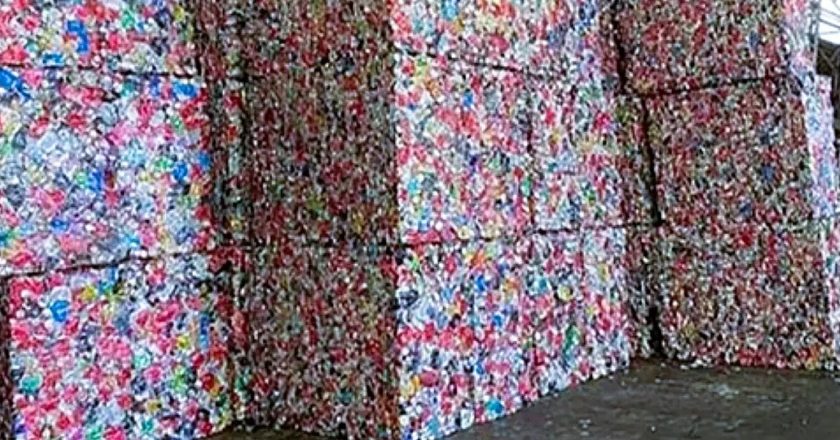 Latas de aluminio en balas