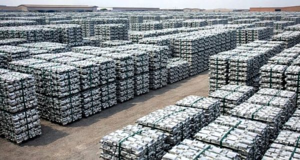 Pilas de lingotes de aluminio primario