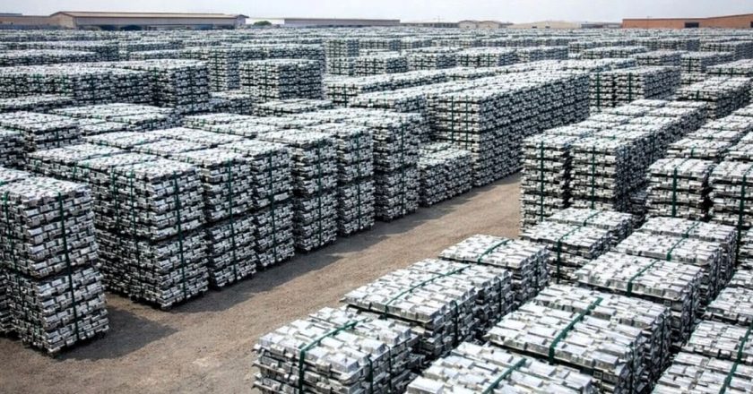 Pilas de lingotes de aluminio primario